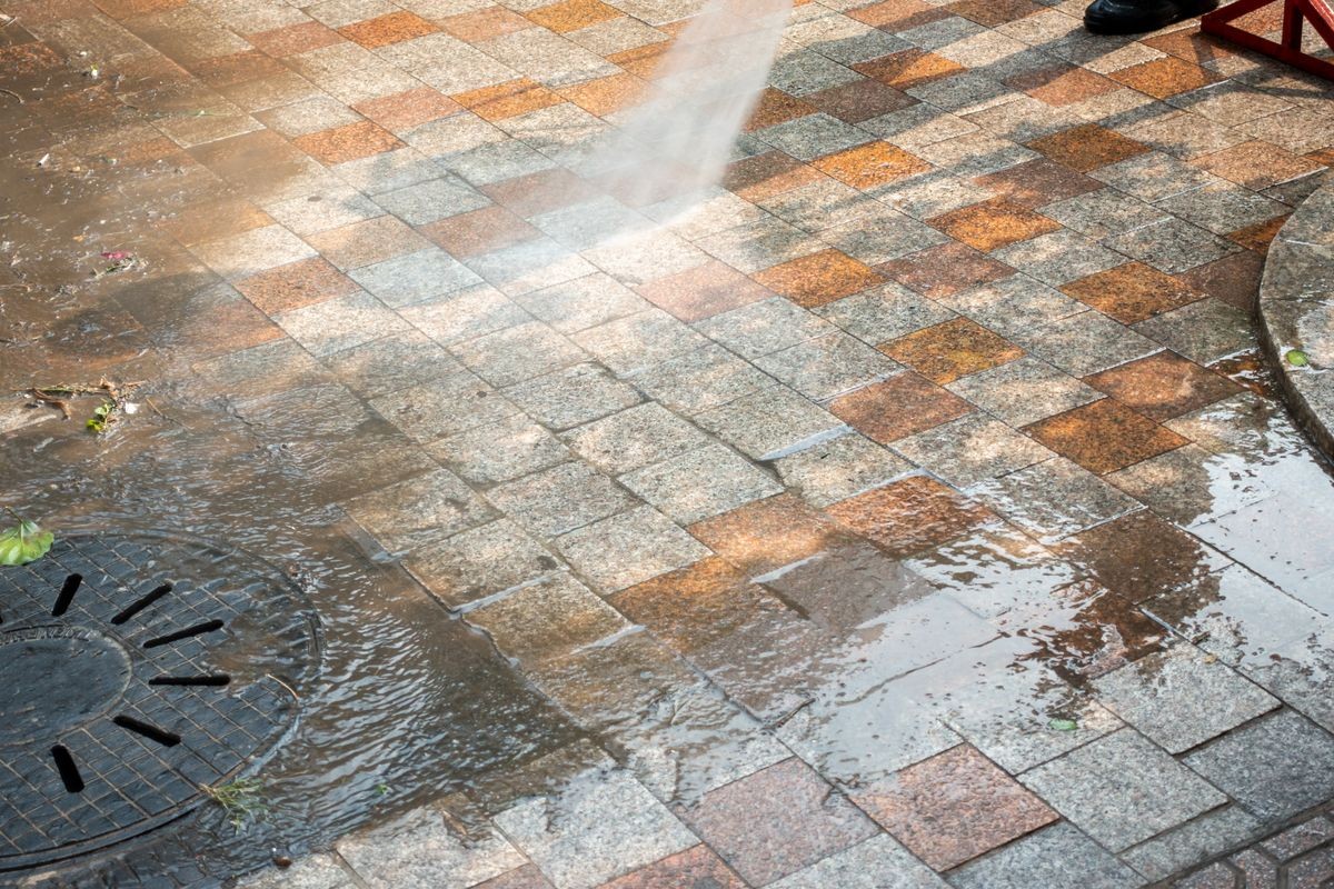 Outdoor floor cleaning with a pressure water jet on street